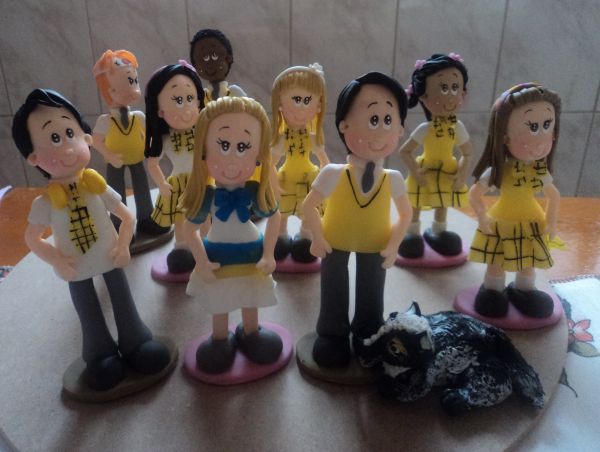 personagens do carrossel em pé